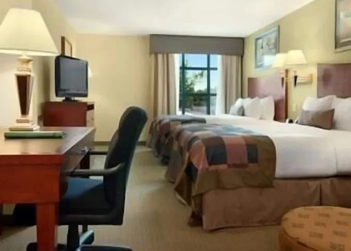 Wingate By Wyndham Airport 3*