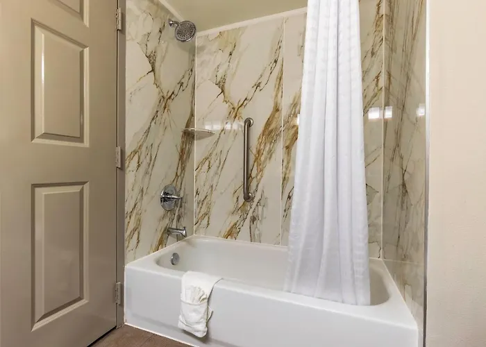 Wingate By Wyndham Airport 3*